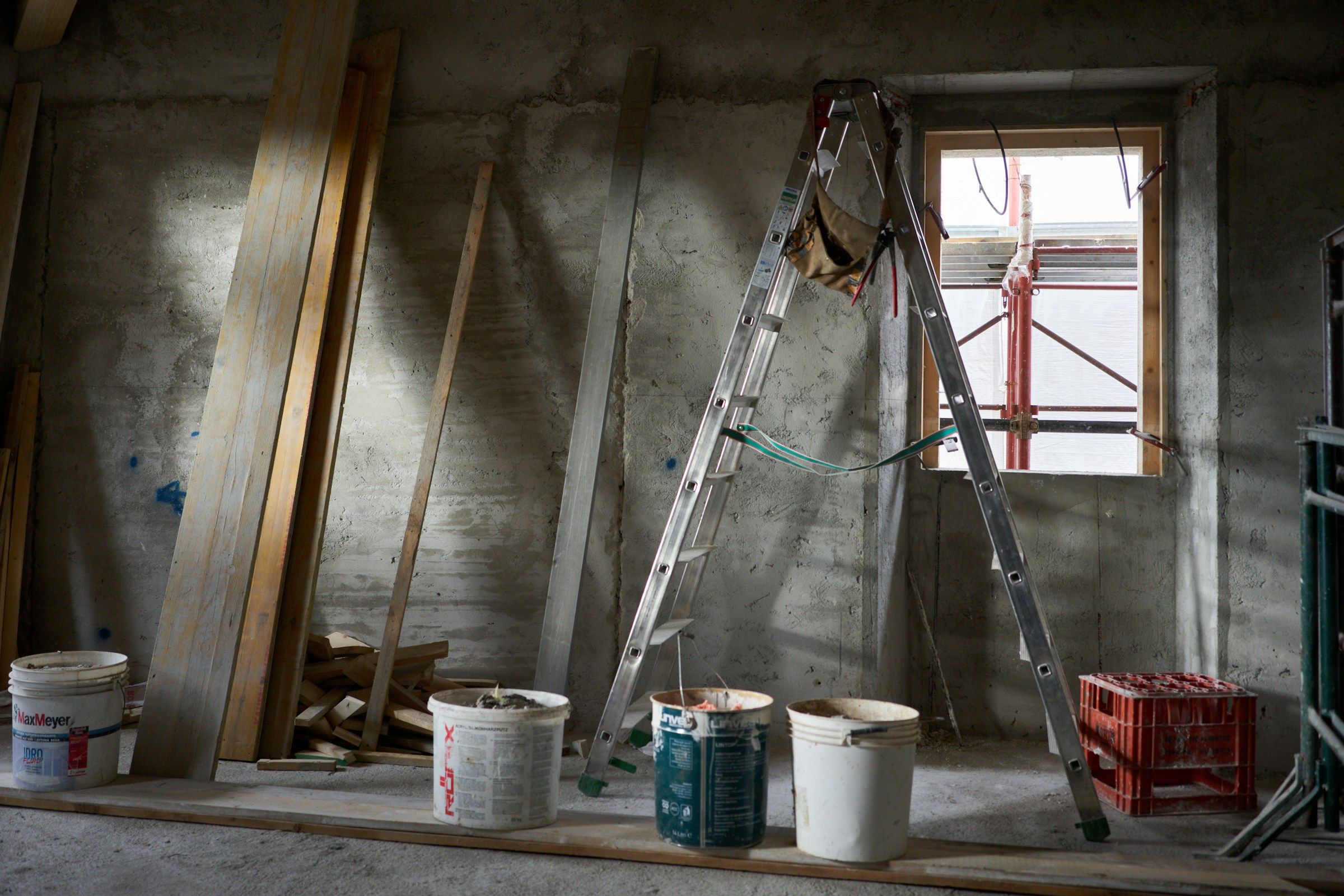 Rum under renovering med stege och färghinkar